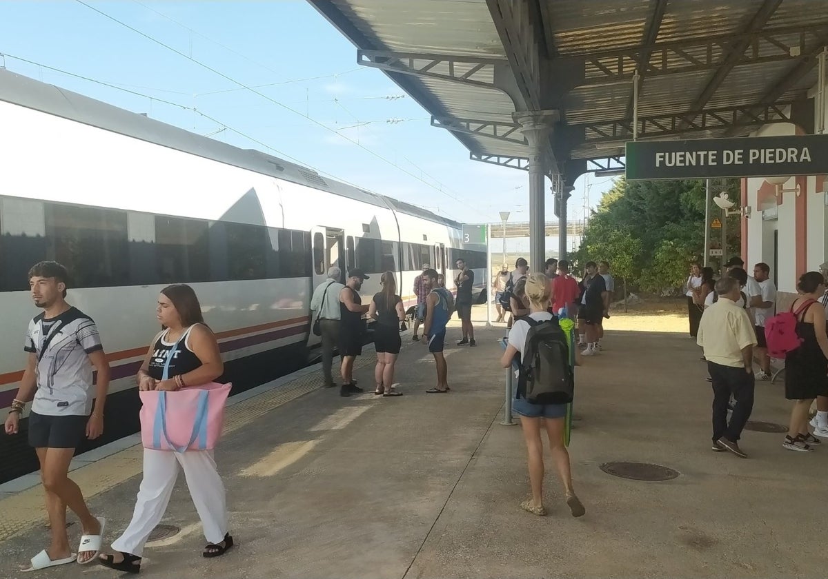 Viajeros afectados por la avería de un Media Distancia el pasado domingo en Fuente de Piedra.