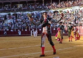 Fortes con las dos orejas del primero toro del festejo de ayer en La Malagueta.