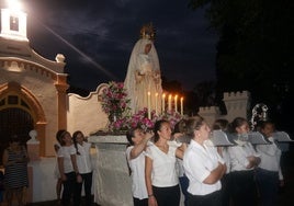 La Virgen de la Esperanza sale en procesión desde El Alamillo durante las fiestas del barrio de La Alegría.