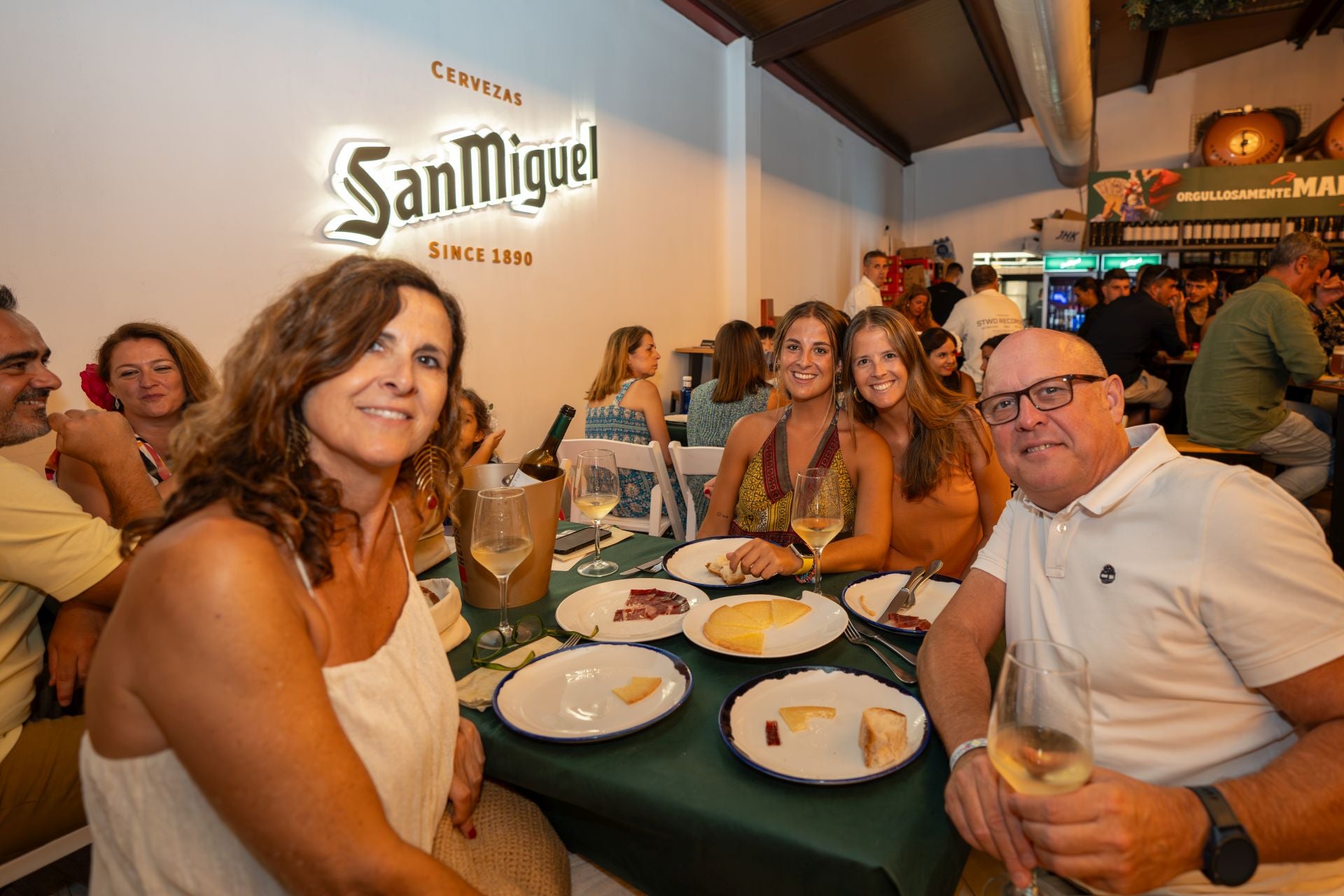 Beatriz Calzada Luque, Laura Calzada, Jonas Calzada y Maruca Luque. 