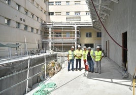 El delegado territorial de Salud, Carlos Bautista, este miércoles en la visita a las obras.