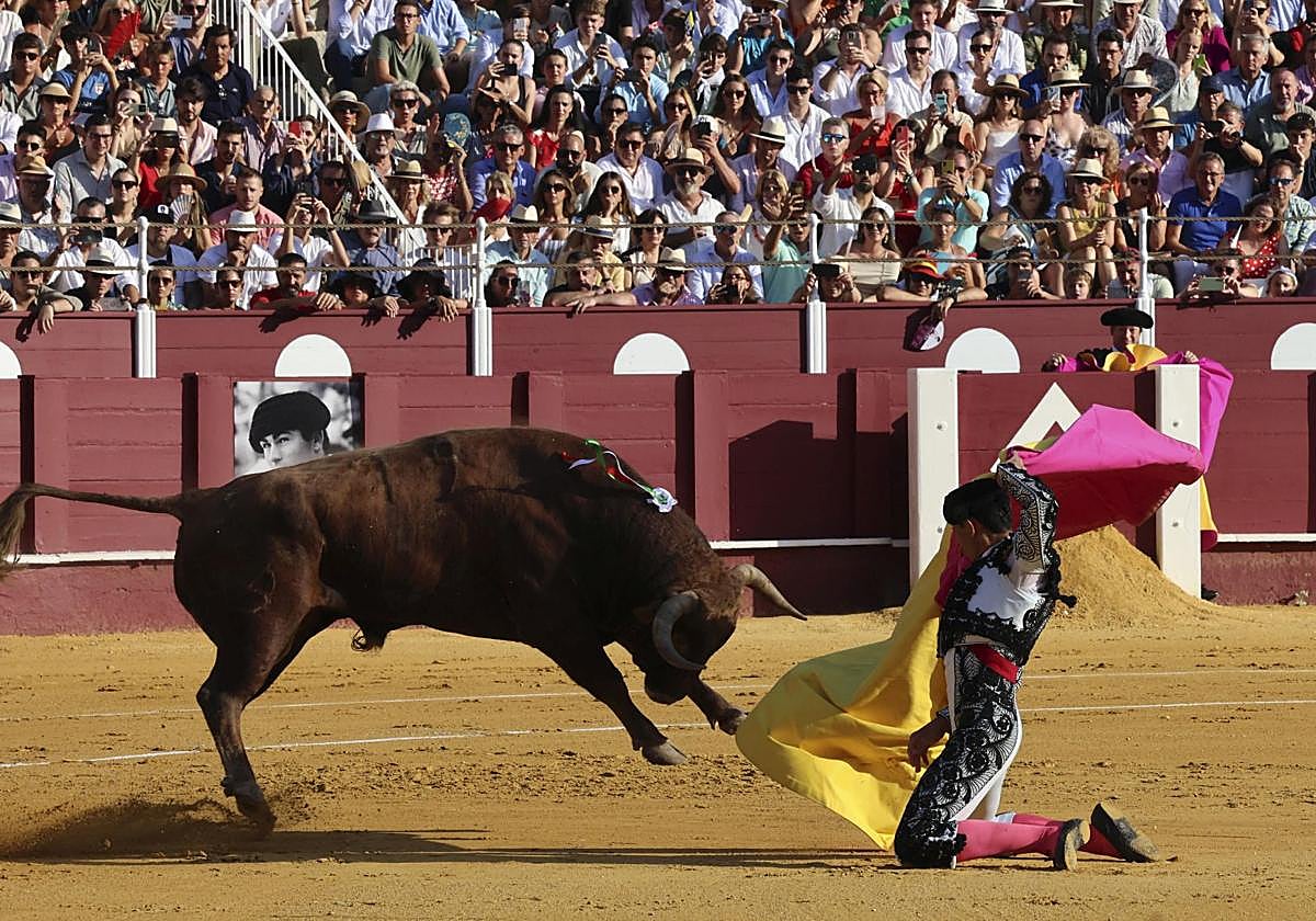 Recibimiento. Fortes recibió al primero de su lote en la puerta de toriles.