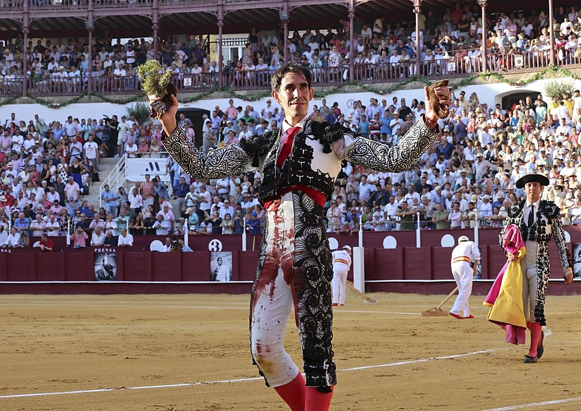 Imagen secundaria 1 - Burladeros: Francisco Rivera, en el burladero de Diputación. Triunfo: Fortes, con las dos orejas. Brindis: Uno de los brindis que Roca Rey realizó en la tarde de ayer en La Malagueta. 