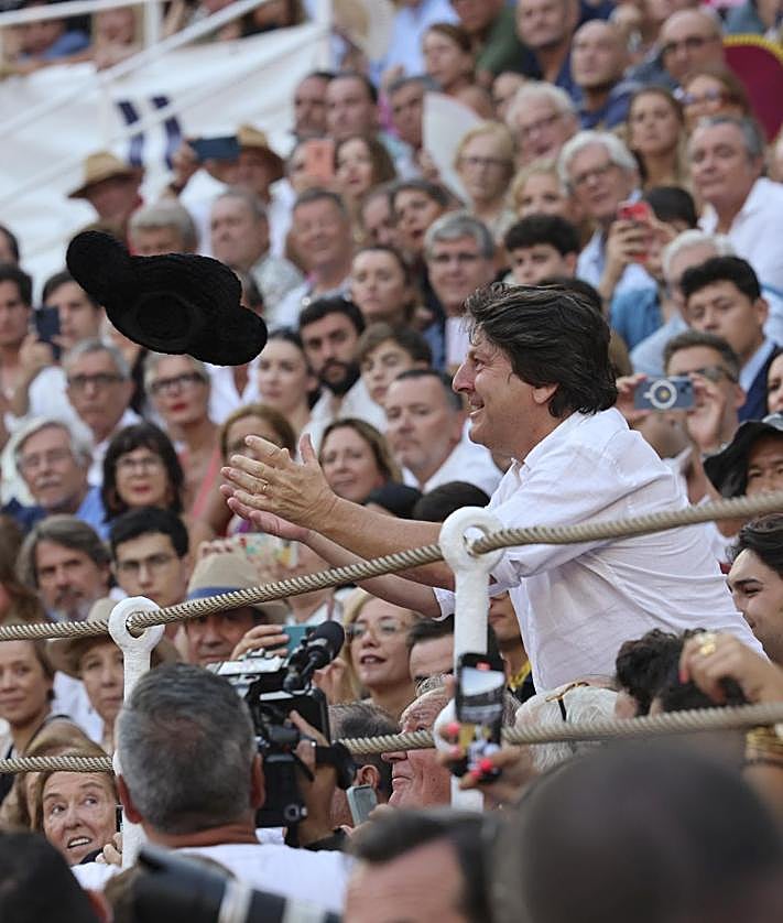 Imagen secundaria 2 - Burladeros: Francisco Rivera, en el burladero de Diputación. Triunfo: Fortes, con las dos orejas. Brindis: Uno de los brindis que Roca Rey realizó en la tarde de ayer en La Malagueta. 