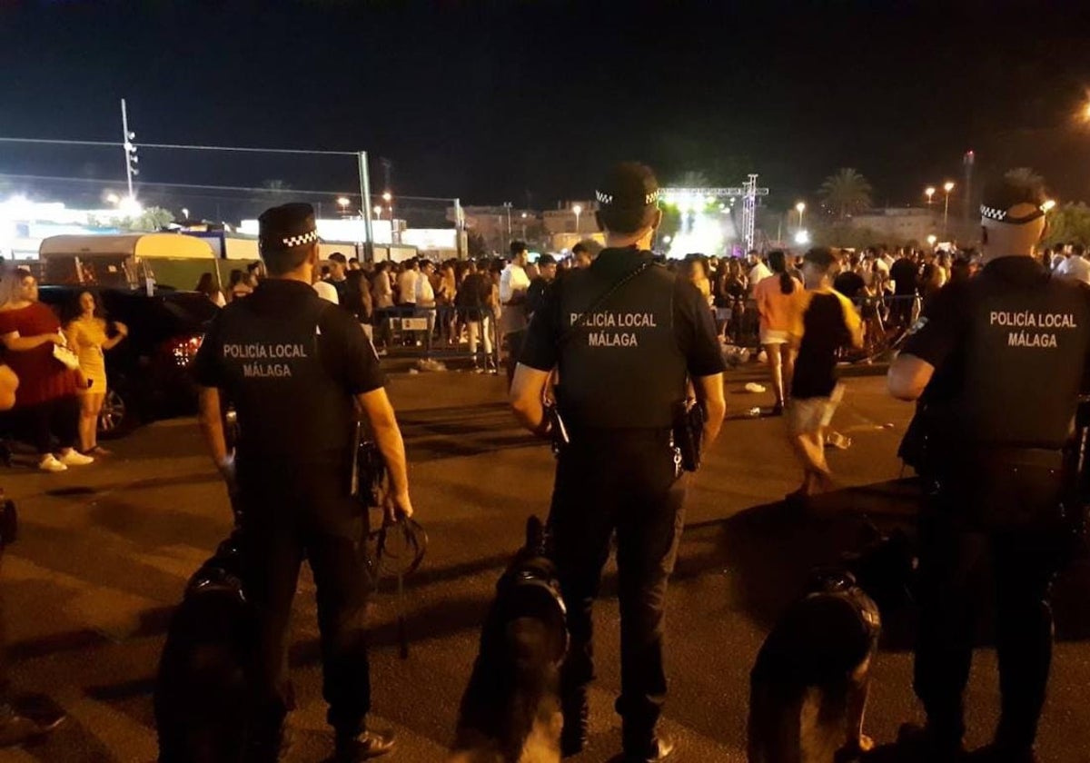 Revienta la ventana del coche policial de un cabezazo tras ser detenido por pegar a un caballo en la Feria de Málaga