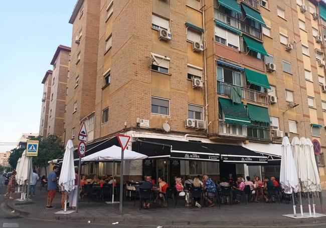 La terraza de Alaska nota la bajada de clientela únicamente para las cenas, pero sólo se reduce el número de mesas de espera.