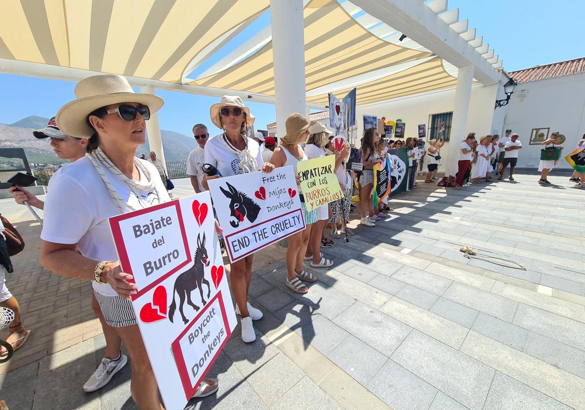 Imagen principal - Tensión entre arrieros y animalistas en la protesta para reclamar el fin del burro taxi en Mijas