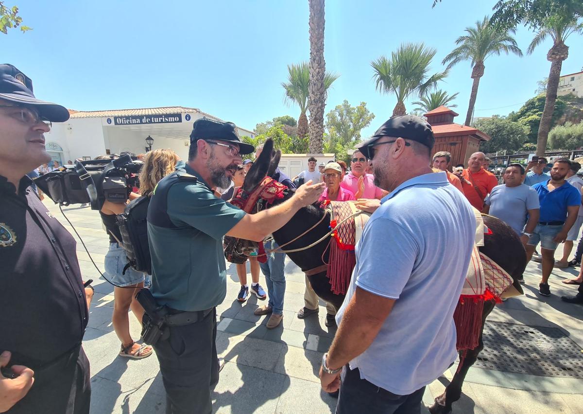 Imagen secundaria 1 - Tensión entre arrieros y animalistas en la protesta para reclamar el fin del burro taxi en Mijas