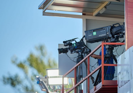 Un operario audiovisual, en un estadio esta temporada.