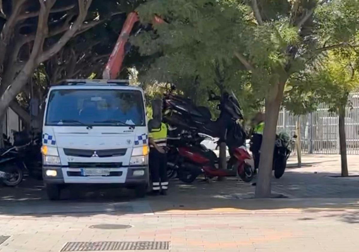 La grúa retira motos (mal aparcadas) en Cortijo Alto.