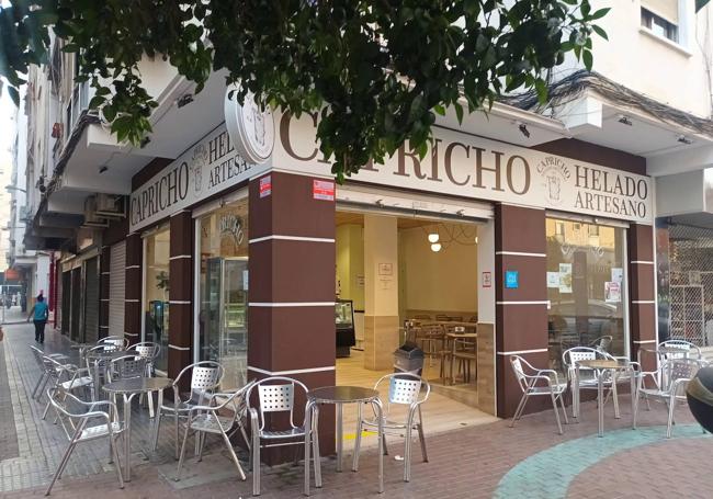 La terraza de la heladería Capricho, vacía el pasado miércoles a las ocho de la tarde.