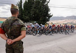 Un legionario del acuartelamiento de Ronda presencia el paso de la carrera este jueves.