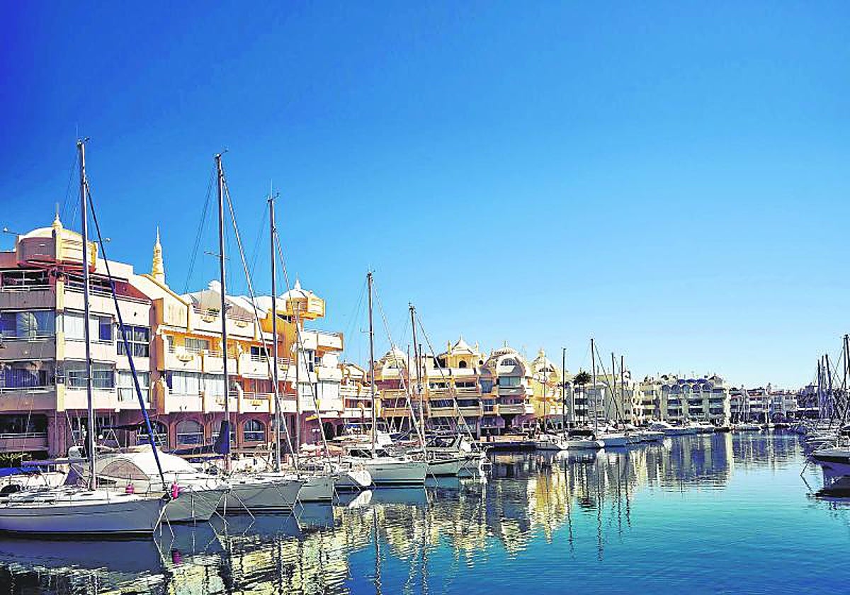 Veleros amarrados frente a las viviendas en Puerto Marina, en Benalmádena.