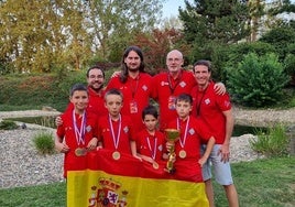 El ajedrecista rinconero, con sus compañeros de la selección.