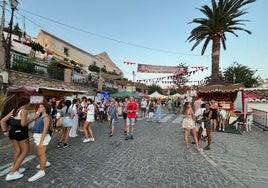 Ambiente en el mercadillo callejero de las 3 Culturas, este jueves en Frigiliana.