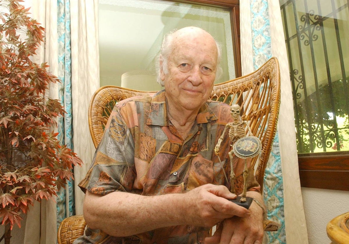 Ray Harryhausen, durante la entrevista, con una de las maquetas de 'Jasón y los argonautas'.