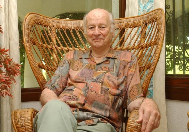 Ray Harryhausen, padre del 'stop motion' y maestro del fantástico. en su trono de mimbre de su casa en Estepona.