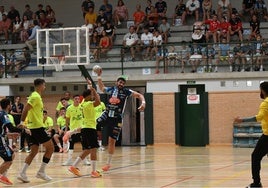 Javi García, del Trops, en el partido frente al Proin.