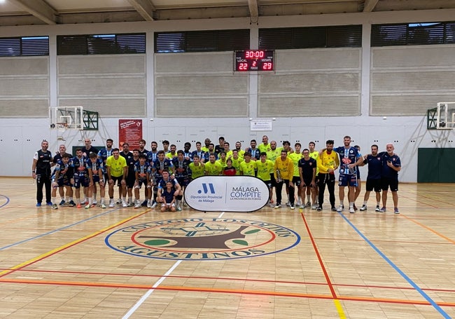 Los jugadores del Trops y el Proin tras el partido.