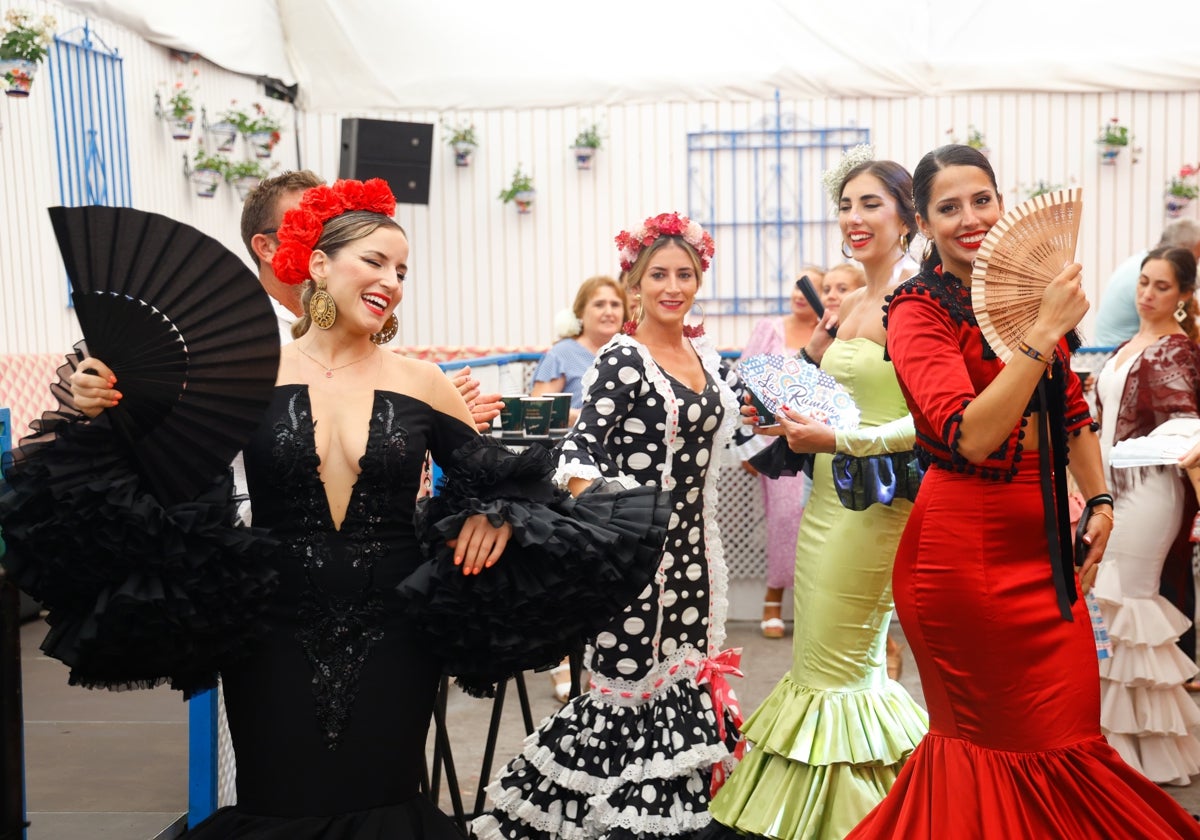 Un grupo de amigas regala una bella estampa con aroma a feria.