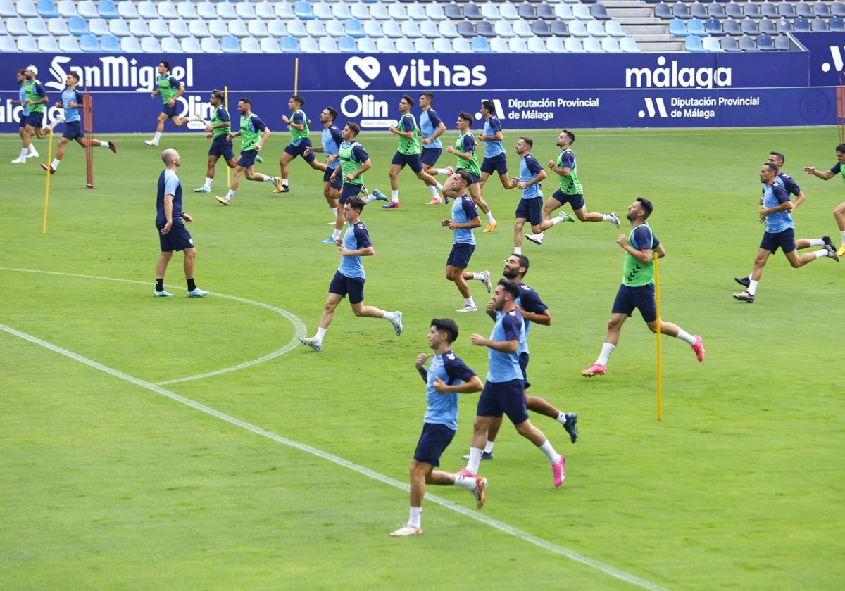 Los malaguistas, en un entrenamiento esta semana sobre el fenomenal tapete de La Rosaleda, que luce perfecto tras la resiembra de comienzos del verano.