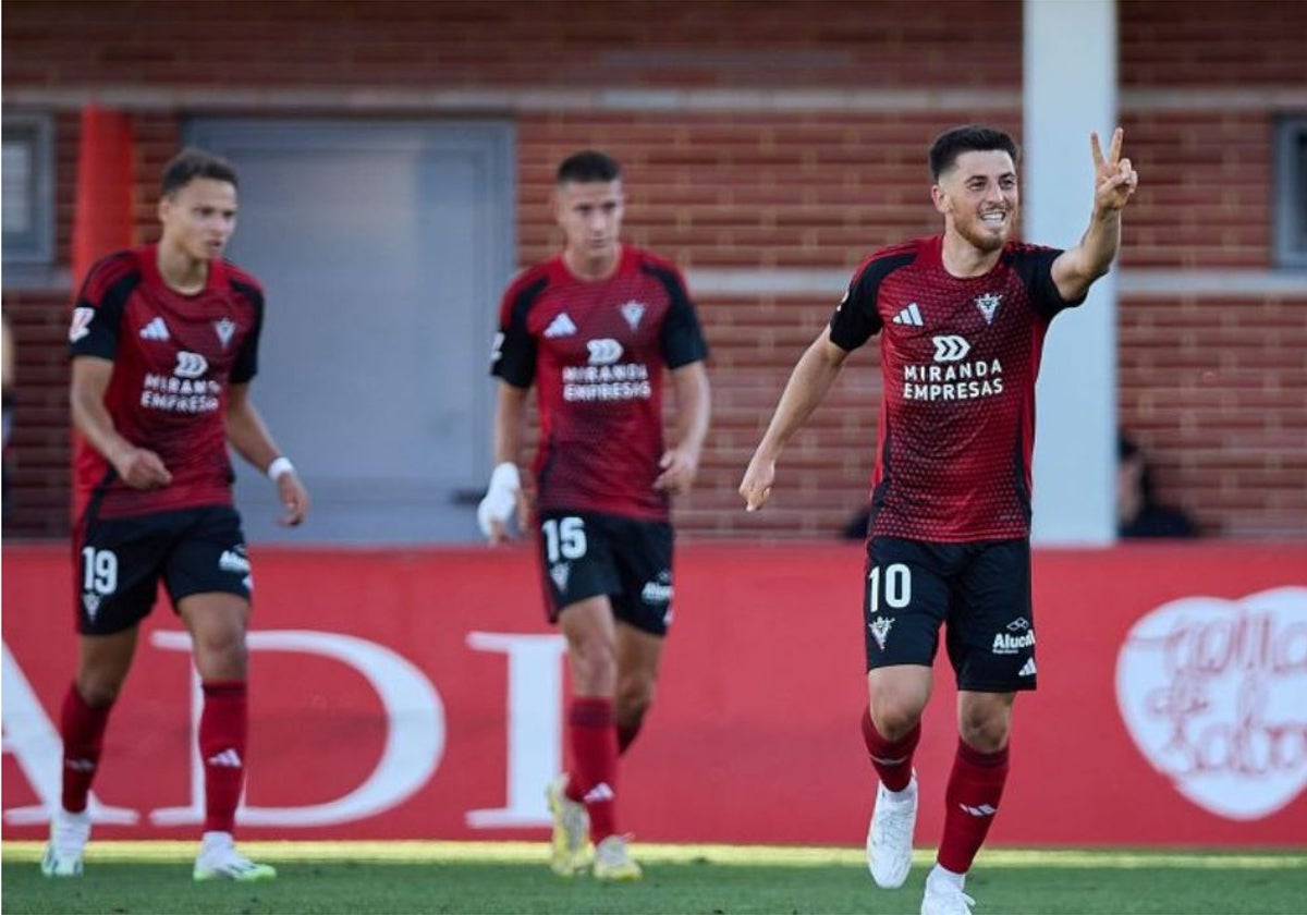 El delantero del Mirandés Izeta celebra su gol ante el Córdoba.