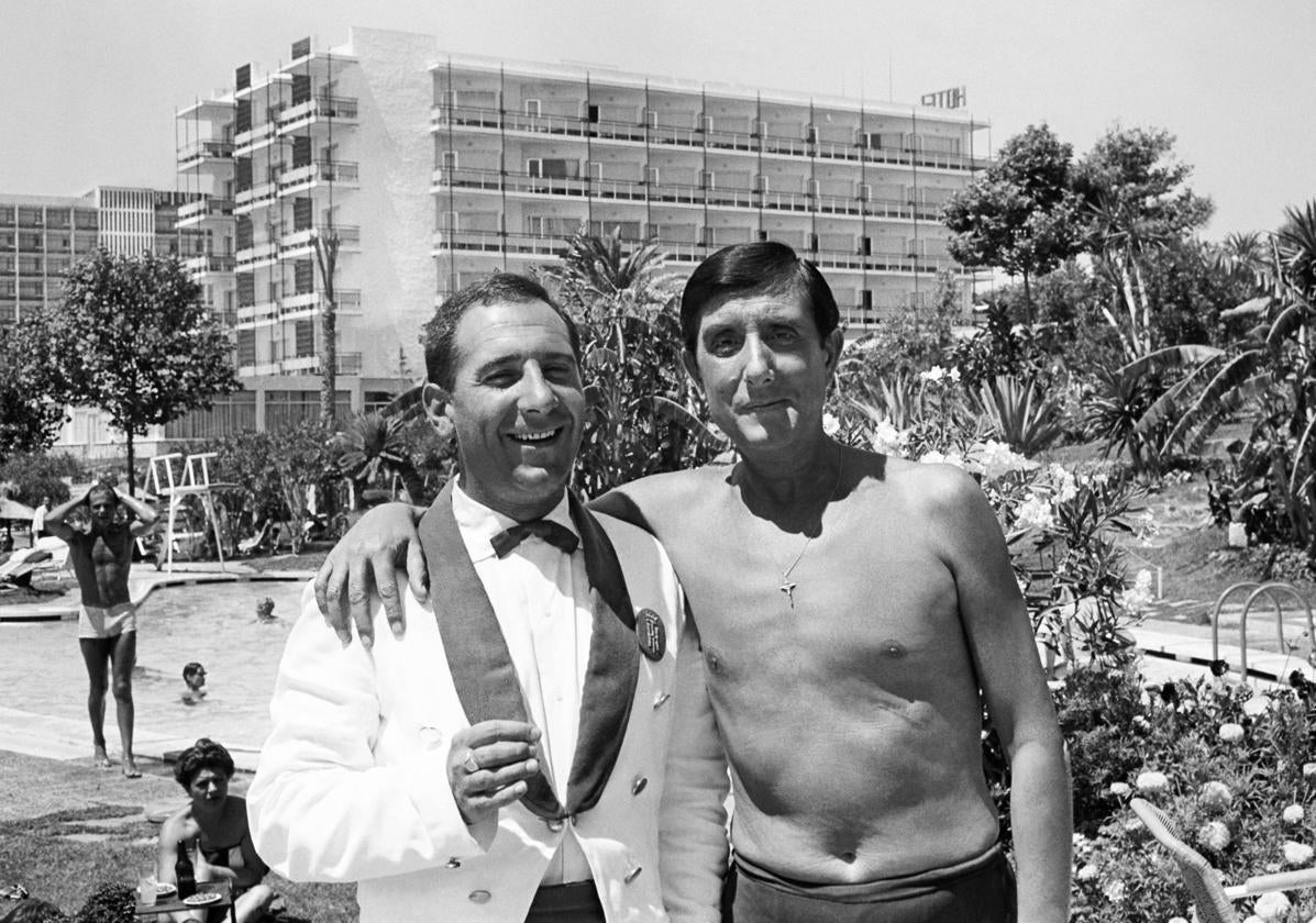 Alfredo Landa y Manolo Gómez Bur, en la piscina del hotel Tritón.