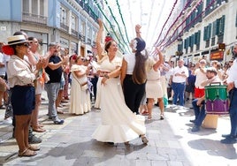 Corros, palmas y cante en las calles sin olvidar la esencia de la barra de bar