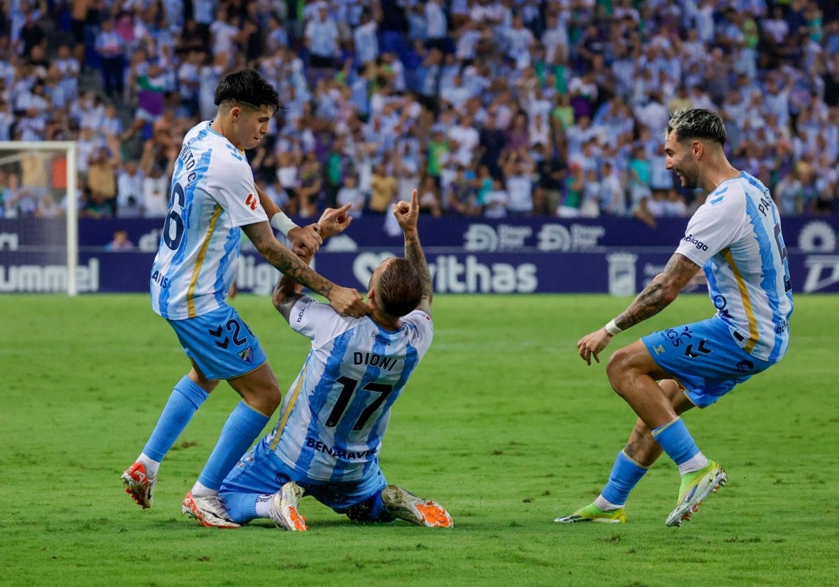 Dioni, en la dedicatoria a su padre tras el gol del empate, escoltado por Antoñito, que le dio el pase, y Álex Pastor.