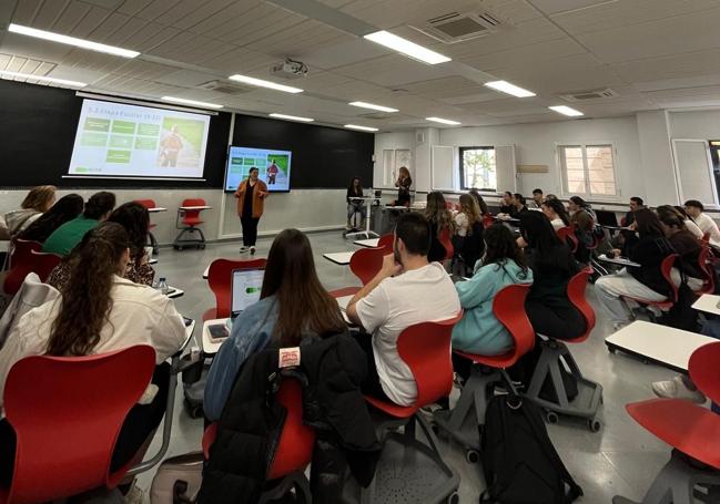 Macarena Fernández imparte talleres como mediadora de prevención en la asociación malagueña Redime.