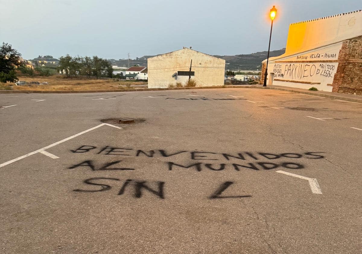 Imagen principal - Tres imágenes de los actos vandálicos de este fin de semana en Vélez-Málaga.