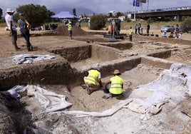 Los plásticos marcan la zona excavada los dos años anteriores y desde donde se parte esta campaña.