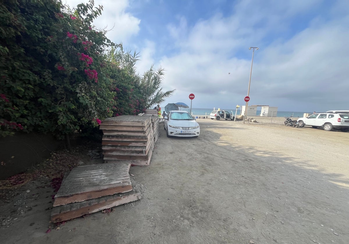 Imagen de las pasarelas de hormigón retiradas en el acceso al canal náutico de Nerja.