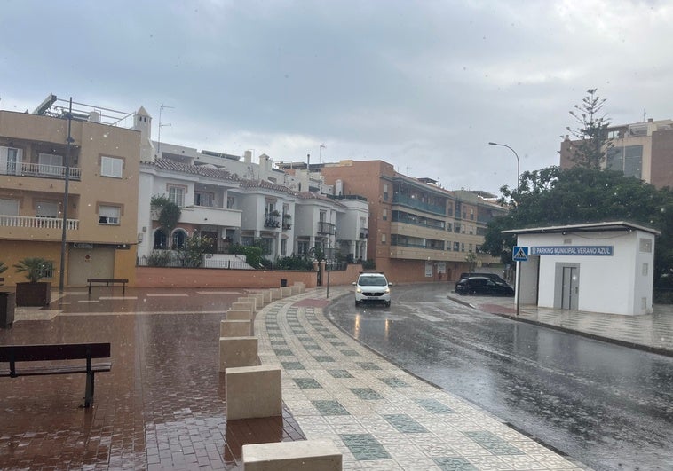 La plaza Cronista Pepe Pascual de Nerja y el acceso al aparcamiento de El Chaparil, este lunes.