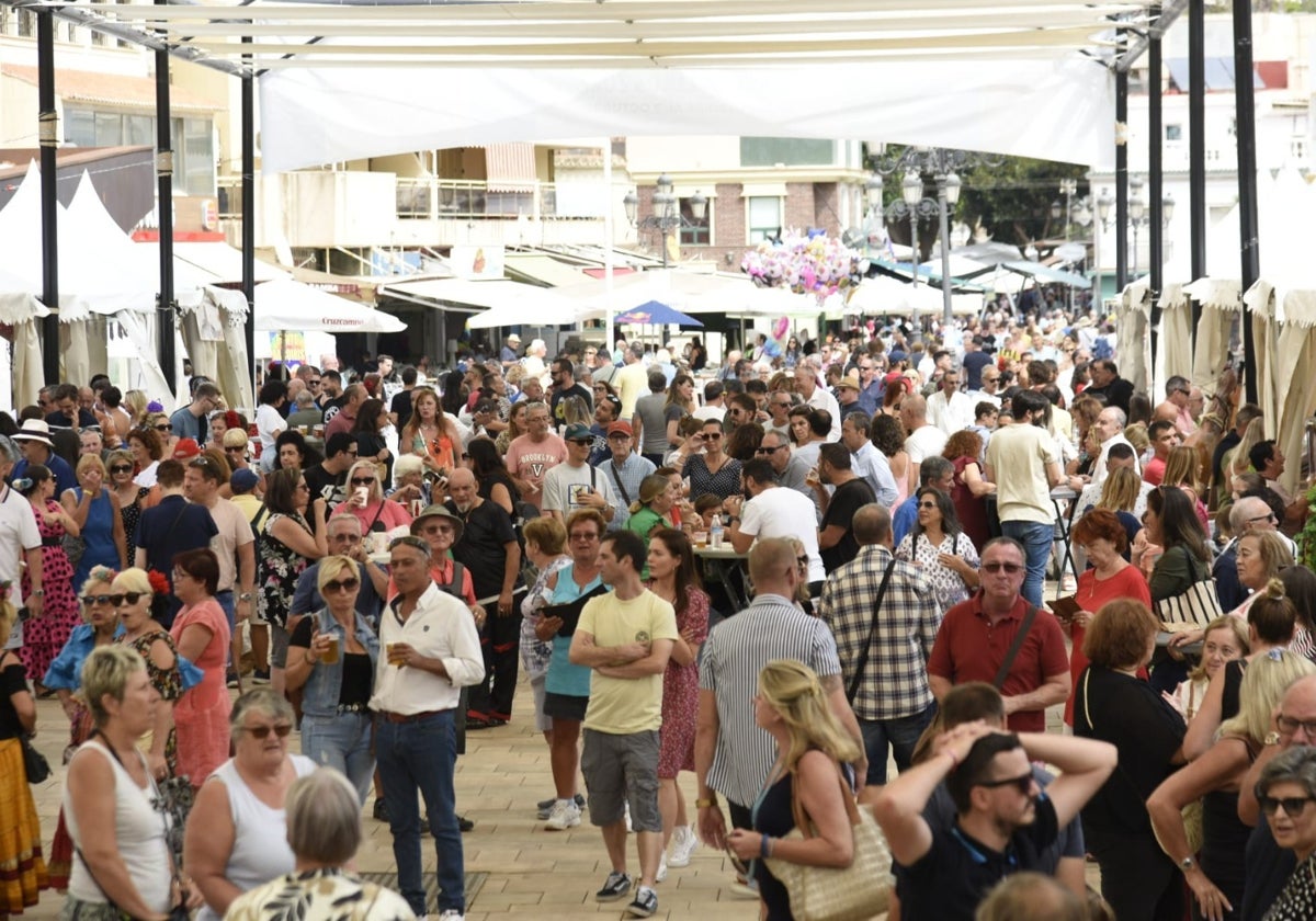 Vecinos y visitantes disfrutan de la Feria de San Miguel.