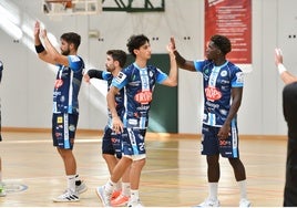 Los jugadores del Trops se saludan antes del partido.