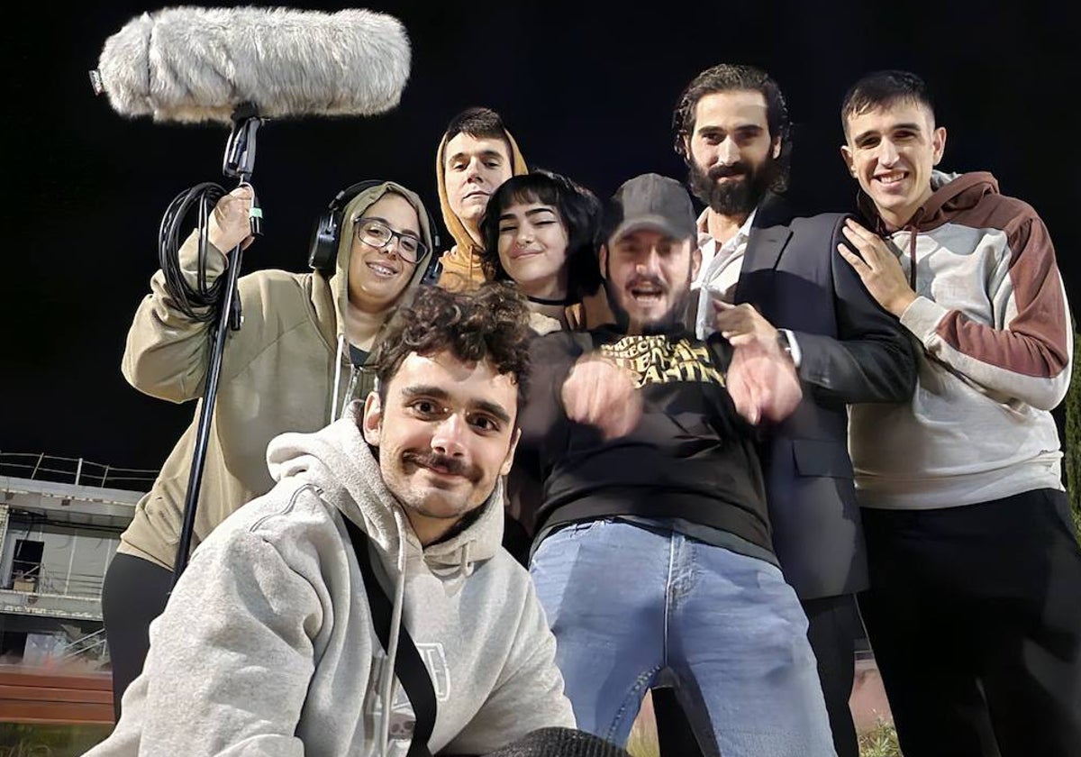 Javier Ruiz (señalando la cámara), con los actores y equipo técnico, en el rodaje nocturno del filme.