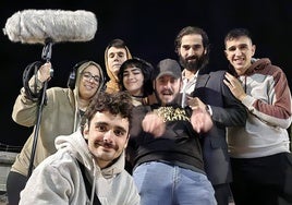 Javier Ruiz (señalando la cámara), con los actores y equipo técnico, en el rodaje nocturno del filme.