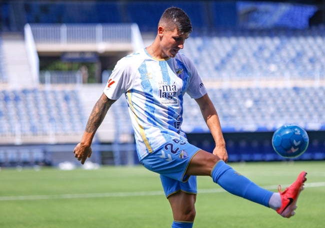 Sergio Castel da sus primeros toques como jugador del Málaga.