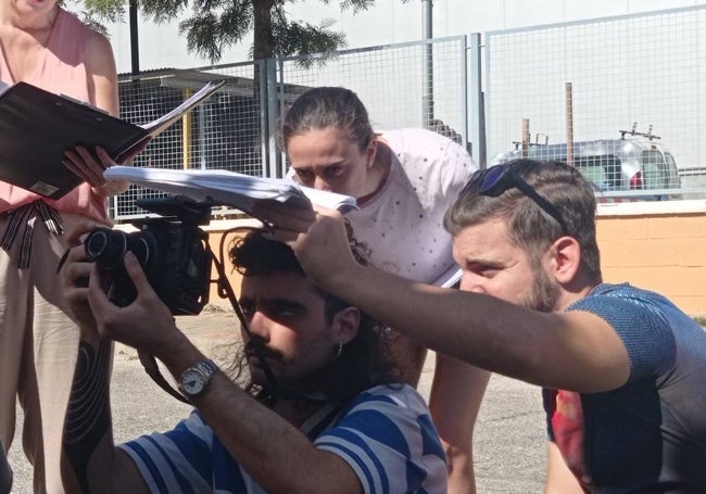 Javier Ruiz, dando sombra al operador de cámara, durante el rodaje de 'Tienes 24 horas'.