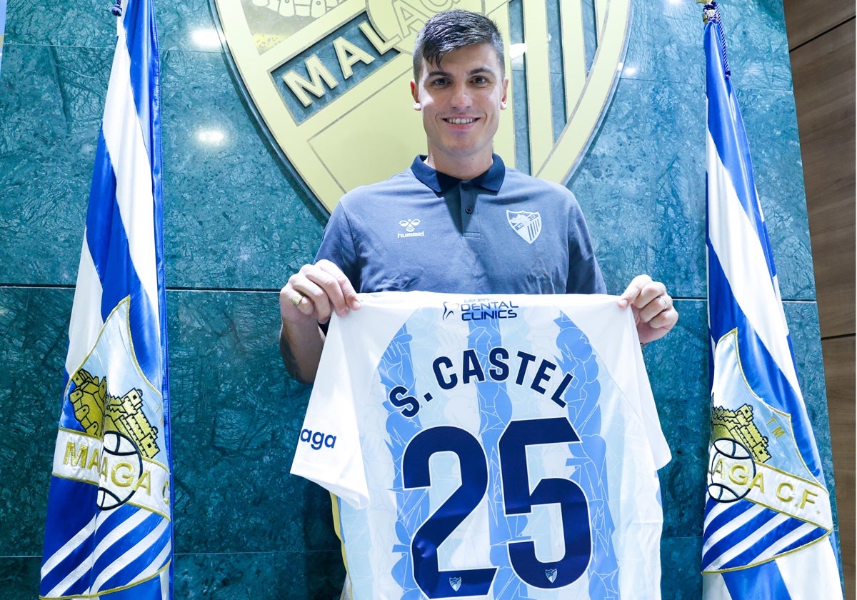 Sergio Castel posa como nuevo jugador del Málaga.