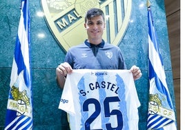 Sergio Castel posa como nuevo jugador del Málaga.