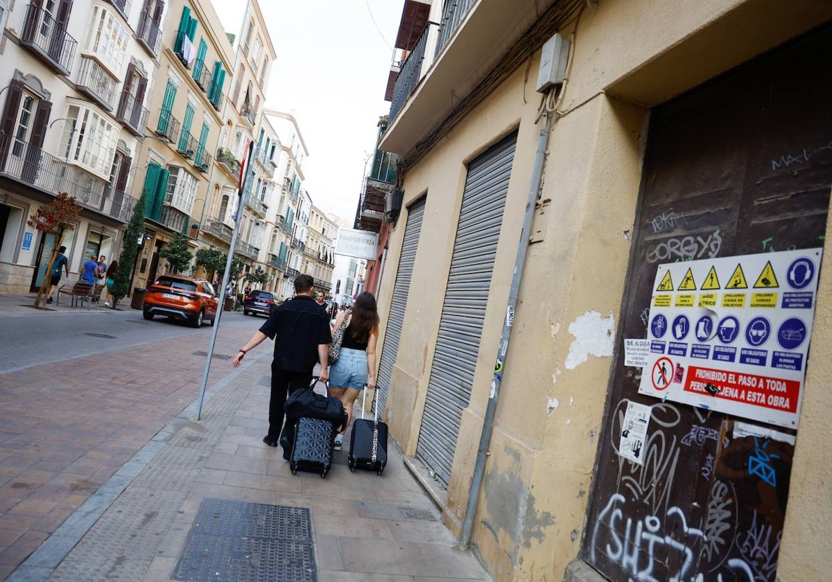 Los vecinos y comerciantes de calle Carretería se quejan por los cortes de luz y sobrecargas.