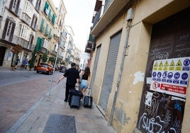 Los vecinos y comerciantes de calle Carretería se quejan por los cortes de luz y sobrecargas.