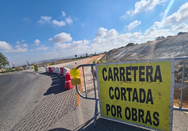 Carretera cortada por las obras de mejora para habilitar un nuevo vial hacia la A-7.