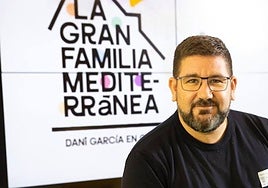 Dani García, ante el logo de la empresa de 'delivery' que creó su grupo en 2020.