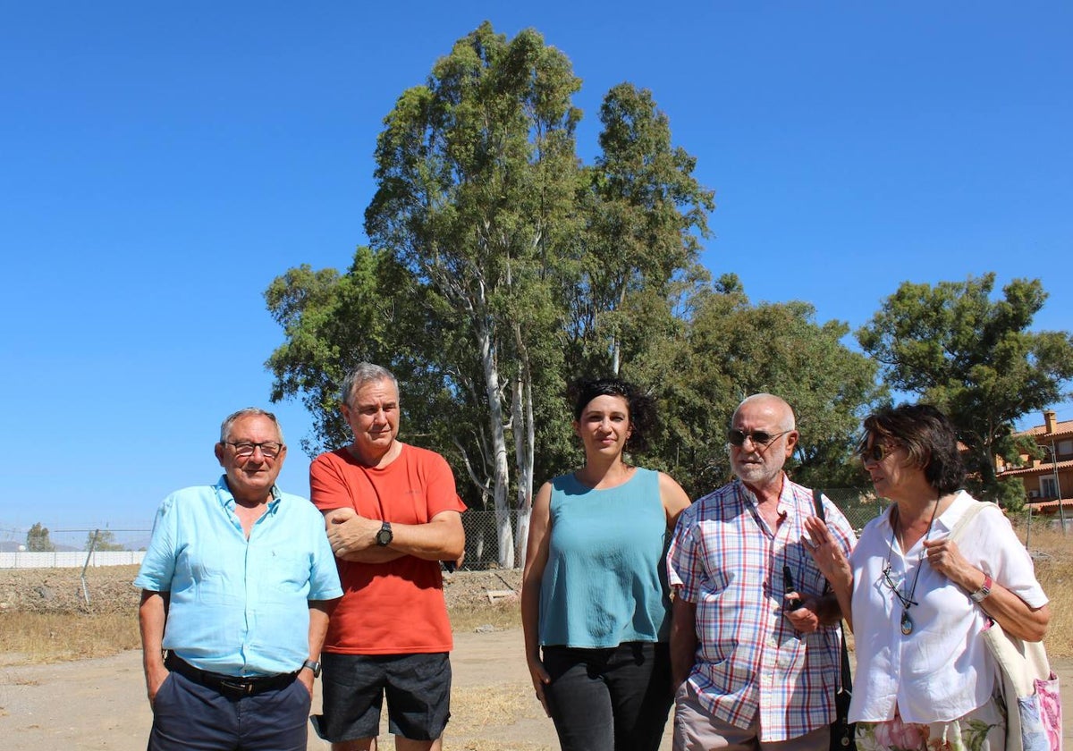 Toni Morillas, en el centro, junto a vecinos de la zona de Guadalmar.