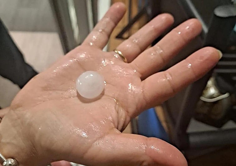 Bola de granizo recogida esta madrugada en Mijas.