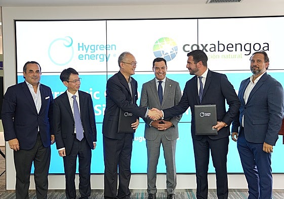 El malagueño Javier Romero, a la izquierda, junto a Juanma Moreno y directivos de Hygreen y Coxabengoa, ayer en Pekín.