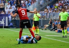 Kevin Medina cae lesionado en el partido contra el Mirandés en La Rosaleda.